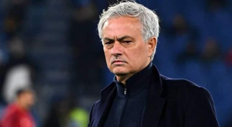 <p><strong>T-Online:</strong> ''Jose Mourinho, Fenerbahçe ile el sıkıştı. Dünyaca ünlü teknik adam, Türk kulübü için 2+1 yıllık teklife evet dedi.''</p>
