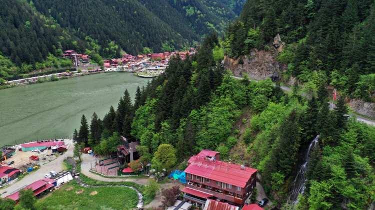 <p>Uzungöl Çevre Koruma Kültür ve Turizm Derneği Yönetim Kurulu Başkanı Abdullah Özen de Karadeniz denilince akla turizm, turizm denilince de Uzungöl'ün geldiğini kaydetti.</p>
