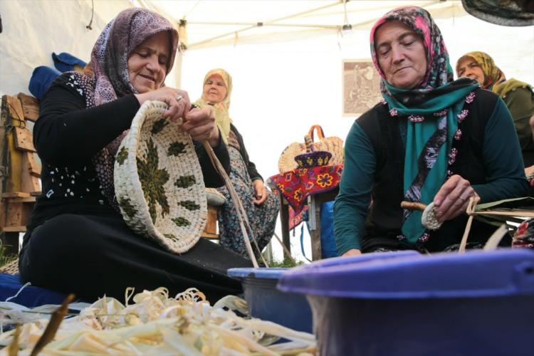 <p>Sepet örmeciliğini canlandırmak için 50 yaşındaki Emine Yıldırım'ın öncülüğünde bir araya gelen kadınlar, uzun yıllardır sepet ören 75 yaşındaki Nefise Aygül'den öğrendi.</p>
