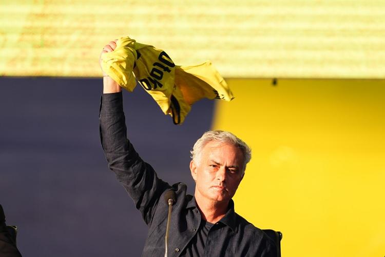 <p>Fenerbahçe, İsmail Kartal sonrası teknik direktörlük görevine Jose Mourinho'yu getirdi. Sarı lacivertlilerde başkan Ali Koç ve Mario Branco, Jose Mourinho ile bugün Londra'dan İstanbul'a geldi.</p>
