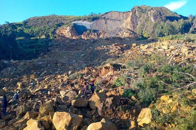 <p><strong>KABİLE SAVAŞLARI YARDIMLARI ENGELLİYOR</strong></p>
<p>Papua Yeni Gine'deki acil durum müdahale ekipleri, hayatta kalanları başka bölgelere tahliye etti. Bölgeden aktarılanlara göre, ülkenin dağlık kesimlerinde yaygın olan kabile savaşları kurtarma çalışmalarını tehdit ediyor. BM Göçmenlik Bürosu'nun Papua Yeni Gine misyon şefi Serhan Aktoprak, 6 ila 8 metre derinlikteki toprak ve moloz altında kalanları bulma umudunun kalmadığını söyledi.</p>