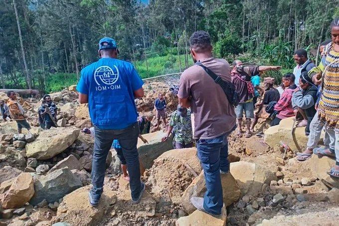 <p><strong>- PAPUA YENI GİNE’DEKİ TOPRAK KAYMASI</strong></p>

<p>Güney Pasifik ülkesi Papua Yeni Gine'nin kuzeybatısındaki Enga iline bağlı Kaokalam köyünde 24 Mayıs'ta toprak kayması meydana gelmişti.</p>

<p> </p>
