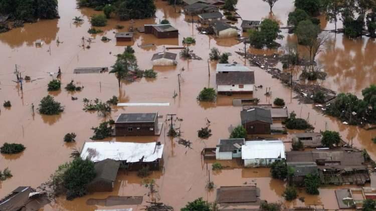 <p>Ülkenin güneyindeki Rio Grande do Sul eyaletinde 3 haftadır etkili olan yağışların yol açtığı sellerde, can ve mal kaybı artıyor.</p>

<p>Eyalete bağlı Sivil Savunmadan yapılan açıklamada, ölenlerin sayısının 169, kayıpların sayısının 56 olarak güncellendiği belirtildi.</p>
