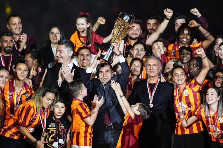 <p>Galatasaray Başkanı Dursun Özbek, Turkcell Kadın Futbol Süper Ligi'ni lider tamamlayarak şampiyon olan Galatasaray Kadın Futbol Takımı ile şampiyonluk kupasını kaldırdı.</p>
