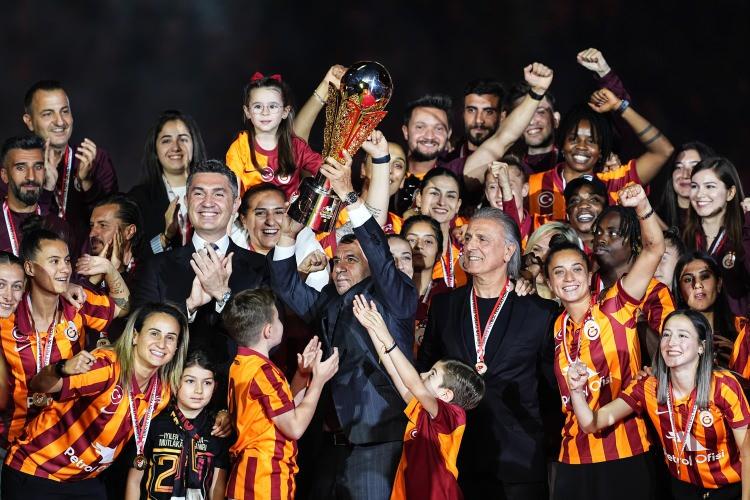 <p>Galatasaray Başkanı Dursun Özbek, Turkcell Kadın Futbol Süper Ligi'ni lider tamamlayarak şampiyon olan Galatasaray Kadın Futbol Takımı ile şampiyonluk kupasını kaldırdı.</p>
