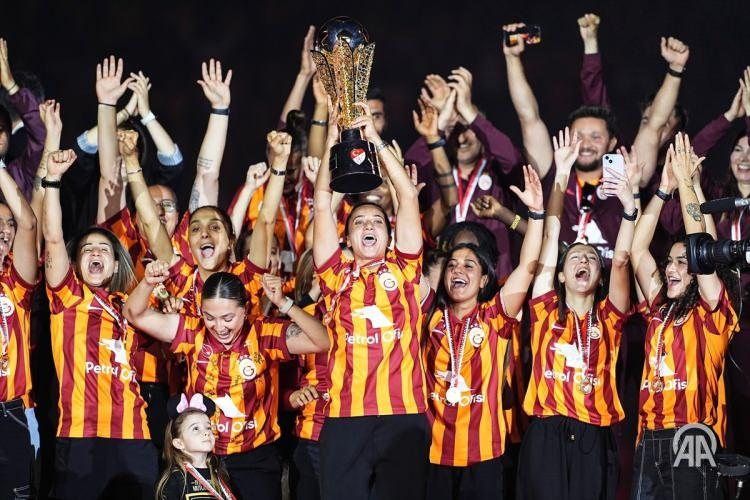 <p>Galatasaray Başkanı Dursun Özbek, Turkcell Kadın Futbol Süper Ligi'ni lider tamamlayarak şampiyon olan Galatasaray Kadın Futbol Takımı ile şampiyonluk kupasını kaldırdı.</p>
