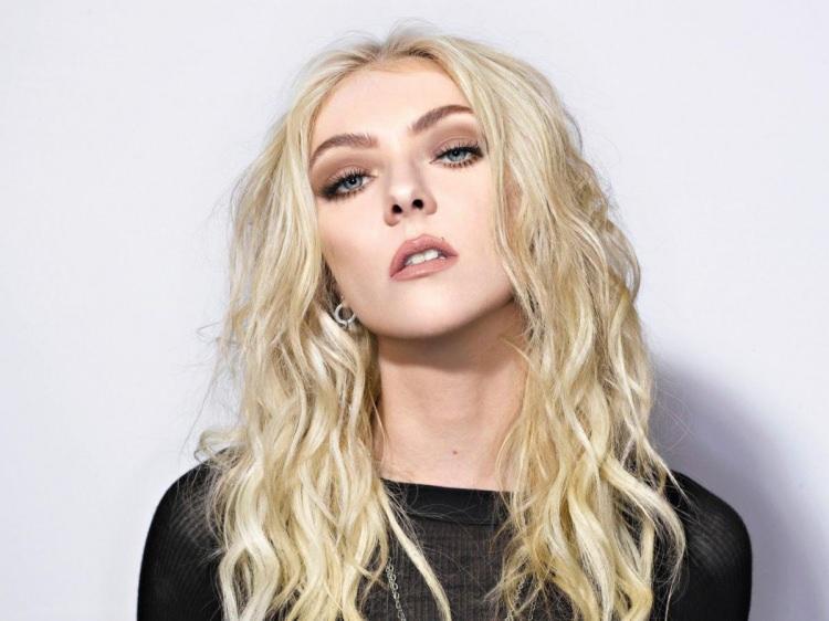 <p><strong>"Şu anda bacağımda uçan bir yarasa var. Biri bana yardım edebilir mi lütfen?" diyen Momsen’i kurtarmaya sahnedeki görevliler geldi.</strong></p>