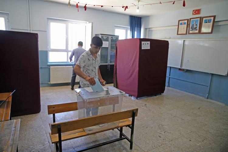 <p>YSK, 31 Mart'taki Mahalli İdareler Genel Seçimleri'nin ardından yapılan itirazları incelemiş, bazı ilçe ve beldeler ile mahallelerde seçimlerin yenilenmesine karar vermişti.</p>
