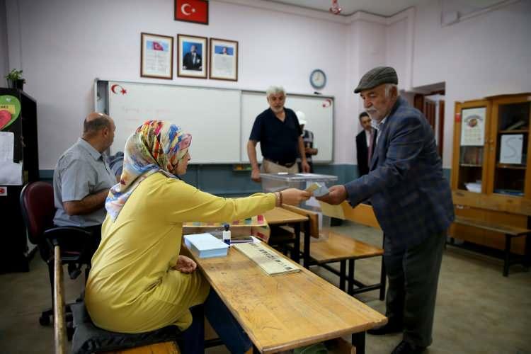 <p><span style="color:#FF0000">PINARBAŞI'NDA HALK YENİDEN SANDIK BAŞINDA</span></p>