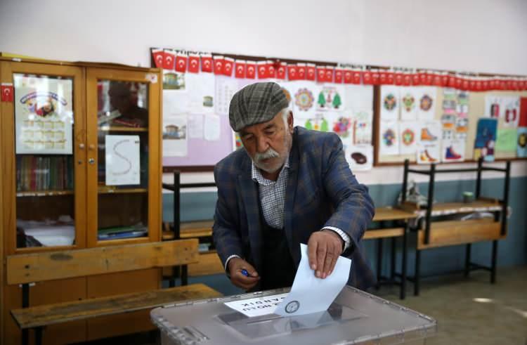 <p>Kayseri'nin Pınarbaşı ilçesinde seçmenler sandık başına gitti.</p>
<p> </p>
<p>İlçedeki okullara kurulan sandıklara giden vatandaşlar, saat 08.00 itibarıyla oy kullanmaya başladı.</p>
<p> </p>
<p>Sandık görevlilerinden zarf ve pusulalarını alan seçmenler, oylarını kullandıktan sonra imza atarak oy verme işlemini tamamladı.</p>
<p> </p>
<p>İlçede, 141 sandıkta, 18 bin 960 seçmen oy kullanacak. Öte yandan, hastalığı veya engeli sebebiyle sandığa gidemeyen seçmenler de seyyar sandıkta oy kullanıyor.</p>
