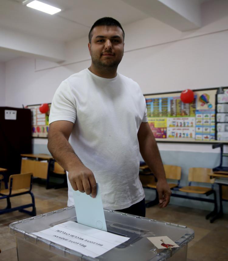 <p>İl genelinde seçim güvenliğinde çok sayıda polis ve jandarma görev yapıyor.</p>
<p>İlçede oy kullanma işlemi saat 17.00'de sona erecek.</p>
<p>31 Mart Mahalli İdareler Genel Seçimleri'nde kesin olmayan sonuçlara göre, ilçede CHP'nin adayı Deniz Yağan 5 bin 82, Menduh Uzunluoğlu ise 4 bin 758 oy almıştı.</p>
<p>İlçe Seçim Kurulu Başkanlığı, 3 Nisan'da, mühürsüz torba teslimi nedeniyle Pınarbaşı Belediye Başkanlığı ve İlçe Belediye Meclis Üyeliği seçimlerinin iptaline, seçimin 2 Haziran 2024 Pazar günü yenilenmesine karar vermişti.</p>
