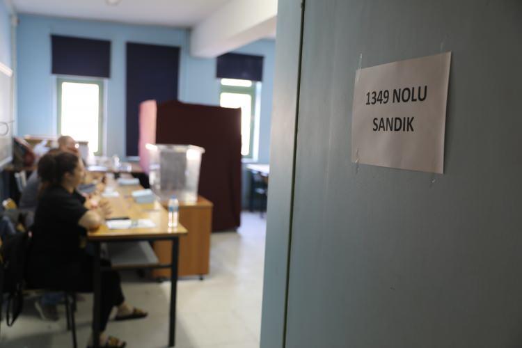 <p><span style="color:#FF0000">TEMİZLİK GÖREVLİSİNİN HATASI YÜZÜNDEN MAHALLELİ YENİDEN SANDIK BAŞINDA</span></p>