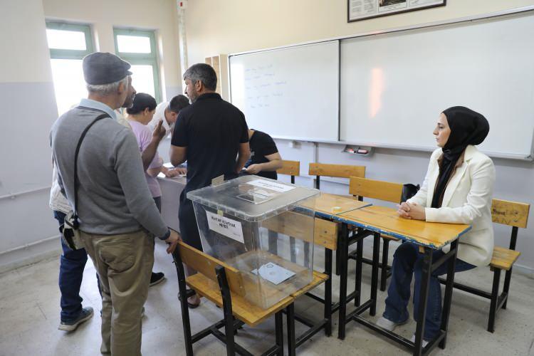 <p>Edirne'de sandıktan çıkan ve sayılmayan muhtarlık oy pusulalarının temizlik görevlisi tarafından yanlışlıkla çöpe atıldığı iddiasıyla İl Seçim Kuruluna yapılan itirazın ardından iptal edilen ve tekrarlanan Umurbey Mahallesi muhtarlık seçimi için oy verme işlemi başladı.</p>
<p>Mahalledeki Selimiye Mesleki ve Teknik Anadolu Lisesinde kurulan 6 sandıkta oy verme işlemi yapılıyor.</p>