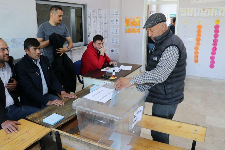 <p>Yüksek Seçim Kurulunun (YSK), seçimlerin yenilenmesine karar verdiği Sivas'ın Yıldızeli ilçesine bağlı Güneykaya beldesinde seçmenler, belediye başkanlığı seçimi için sandık başına gitti.</p>
<p>Beldede bulunan Güneykaya Anadolu Lisesi'nde kurulan sandıklara giden vatandaşlar, saat 08.00 itibarıyla oy kullanmaya başladı.</p>
<p>Sandık görevlilerinden zarf ve pusulalarını alan seçmenler, oylarını kullandıktan sonra imza atarak oy verme işlemini tamamladı.</p>