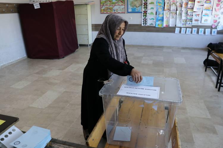 <p>Beldede, 5 sandıkta, 1140 seçmen oy kullanacak.</p>
<p>Oy kullanma işlemi sırasında zaman zaman gerginlik yaşanan okulda jandarma ekipleri güvenlik önlemi aldı.</p>
<p>Beldede oy kullanma işlemi saat 17.00'de sona erecek.</p>
<p>Yıldızeli İlçe Seçim Kurulu Başkanlığı, seçim torbalarındaki sonuç tutanaklarının düzenlenmediği gerekçesiyle seçimlerin iptaline ve 2 Haziran'da yenilenmesine karar vermişti.</p>