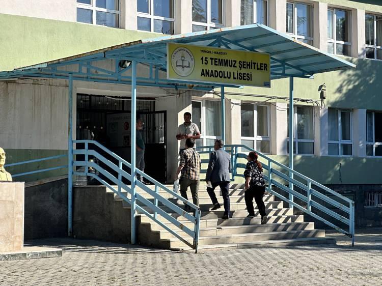 <p>Yüksek Seçim Kurulu'nun (YSK) seçimlerin yenilenmesine karar verdiği bin 700 seçmenin bulunduğu Tunceli’nin Mazgirt ilçesine bağlı Akpazar beldesinde oy verme işlemleri başladı.</p>
<p> </p>
<p>31 Mart 2024 Mahalli İdareler Genel Seçimleri'nde Mazgirt ilçesine bağlı Akpazar beldesinde CHP’nin adayı Zeynel Yıldırım 471, AK Parti’nin adayı Ali Aydın 467 oy aldı.</p>
<p> </p>
<p>4 oy farkıyla CHP’li Aydın, seçimi kazandı.</p>
<p> </p>
<p>AK Parti’nin, beldeye bağlı Örs Mahallesi’nde kurulan sandıkta bazı seçmenlere sandık kurulu tarafından belediye başkanlığı pusulası verilmediği ve bu durumun da seçimin sonucunu etkileyeceği gerekçesiyle yaptığı ‘itiraz’ başvurusu üzerine seçimin yenilenmesine karar verildi.</p>