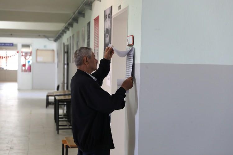 <p>İl Seçim Kurulu Seçim Müdürü Sevil Cellek, okula gelerek sandık kurullarını dolaştı.</p>
<p>Seçmenlerden İzzet Çekiç, bir önceki seçimin iptali nedeniyle yeniden oy vermeye geldiklerini söyledi.</p>
<p>31 Mart Mahalli İdareler Genel Seçimleri'nde muhtar adayı Turhan Özgünden, bir sandıktaki pusulaların temizlik görevlisince çöpe atıldığı iddiasıyla İl Seçim Kuruluna itirazda bulunmuş, Kurul itirazı değerlendirerek Umurbey Mahallesi için muhtarlık seçimlerinin yenilenmesi kararı almıştı.</p>