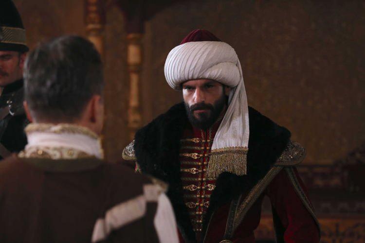 <p>Kısa süre içerisinde hem konusu hem de karakterleriyle büyük ilgi toplayan Mehmed Fetihler Sultanı dizisinin başrol oyuncusu Serkan Çayoğlu, bu kez verdiği bir röportaj üzerine gündeme geldi. Karakterine hazırlanırken çok sıkı bir süreçten geçtiğini dile getiren ünlü oyuncu, rolüne çalışırken kitap, makale ve belgeseller olmak üzere farklı kaynaklardan araştırmalar yaptığını söyledi.</p>
