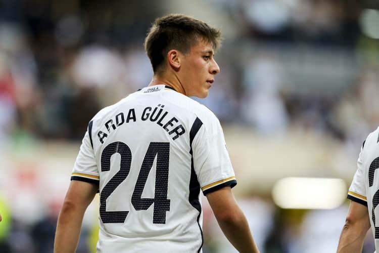 <p>2024 yılı ise Türkiye için çok daha ayrı bir öneme sahip olacak.<br />
<br />
Devler Ligi finalinde Borussia Dortmund'da Salih Özcan, Real Madrid'de Arda Güler karşı karşıya gelecek.<br />
<br />
Şampiyonlar Ligi kupası ilk kez bir Türk futbolcunun ellerinde kalkacak.<br />
<br />
Dortmund ve Real Madrid arasında oynanacak final mücadelesi 1 Haziran Cumartesi günü saat 22.00’da başlayacak.<br />
<br />
Karşılaşma Exxen ve TV8,5 ekranlarından canlı yayınlanacak.</p>