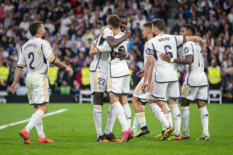 <p>Son 10 yılda oynadığı 5 finalin hiçbirini kaybetmeyen ve Devler Ligi'nde değişmeyen tek kuralın "Real Madrid şampiyonluğu" olduğunu tüm dünyaya gösteren İspanyol devi, toplamda kazandığı 14 kupa ile de Şampiyonlar Ligi'nin açık ara en başarılı takımı oldu.</p>