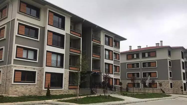 <p>Kolay ödeme seçenekleri ve uygun fiyatlarla, TOKİ'nin sunduğu bu fırsatı kaçırmamak için vatandaşlar harekete geçiyor. </p>
