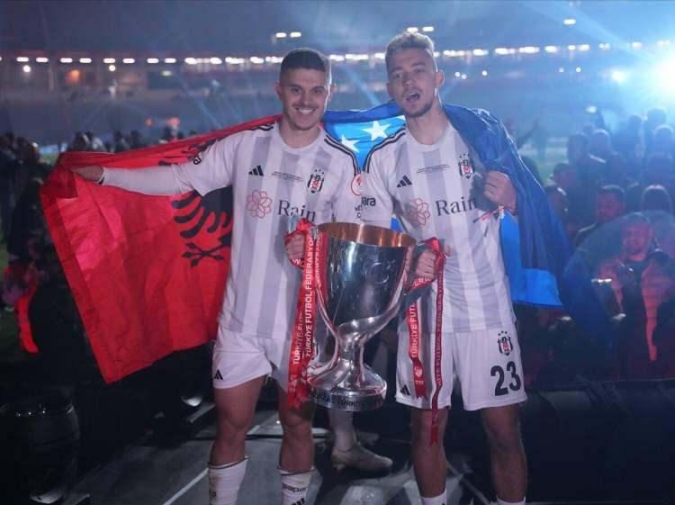 <p>Bir sonraki galeriye göz atın<br />
<br />
<br />
Beşiktaş'ın UEFA Avrupa Ligi play-off muhtemel rakipleri belli oldu</p>