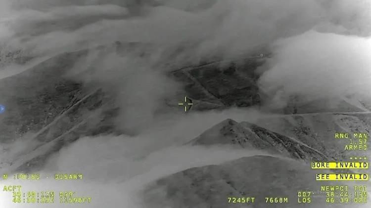 <p>BAYKAR tarafından üretilen Bayraktar Akıncı İHA, İran Cumhurbaşkanı Reisi'yi taşıyan helikopter enkaz bölgesini başarıyla tespit edip, Türkiye'deki görevine döndü.</p>
