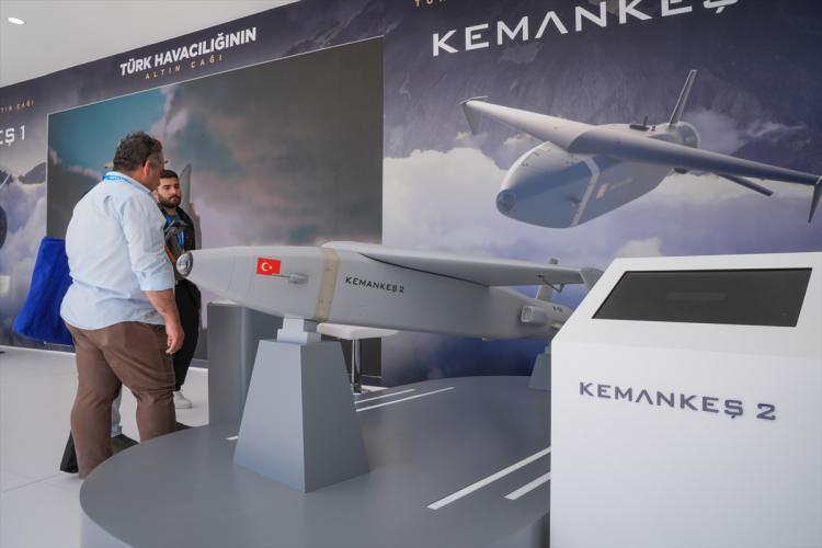 <p>200 kilometre görev menziline sahip olan ve yapay zeka destekli optik güdüm sistemi sayesinde hedefini zorlu hava şartlarında dahi tanıyarak tam isabetle imha edebilen KEMANKEŞ 2, gece ve gündüz şartlarında kullanılabiliyor.</p>
<p> </p>