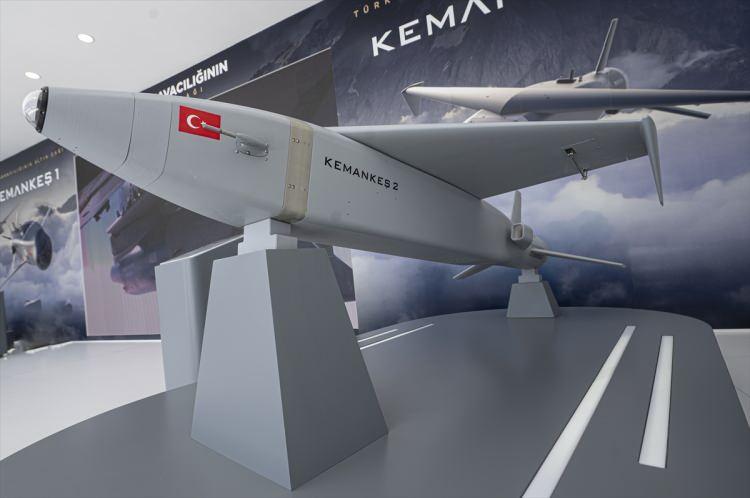 <p>Barındırdığı anti-jamming teknolojisi sayesinde elektronik karıştırmalardan etkilenmeden görev yapabilen KEMANKEŞ 2, elde ettiği tüm veri ve görüntüleri yer kontrol istasyonuna ileterek kullanıcıya veri takibi konusunda da destek sağlayabiliyor.</p>
<p> </p>