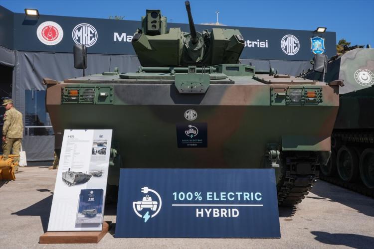 <p>Yeni nesil teknolojileri barındıran 18-20 ton sınıfındaki bu aracın üzerine 20-40 milimetre uzaktan komutalı silah sistemi entegre edilebiliyor.</p>
<p> </p>