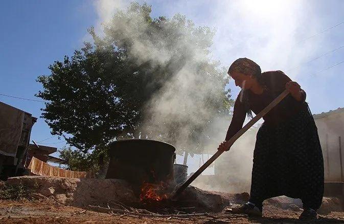 <p>"Meşakkatli 4 yılın sonunda nihayet T&Uuml;RKPATENT tarafından Hasenik pestilinin coğrafi işaretli &uuml;r&uuml;n olduğu tescillendi ve tescil belgemizi aldık. Başka y&ouml;resel &uuml;r&uuml;nlerimiz i&ccedil;in de yeni coğrafi işaret s&uuml;recini başlatacağız.</p>
