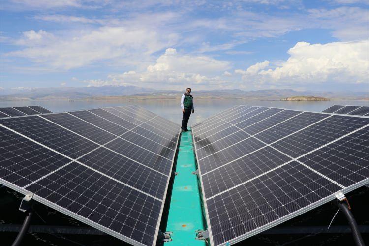 <p>Bu yatırıma, yenilenebilir güneş enerjisinden faydalanmak ve çiftçilerin arazilerini sulamak için kullandığı elektrikte maliyeti azaltmak amacıyla bir yenisi daha eklendi.</p>