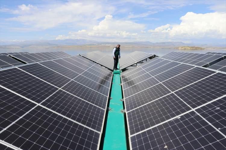 <p>Türkiye'nin ilk yüzer güneş enerjisi santralinde yıllık 1 milyon 806 bin kilovatsaat enerji elde edilmesi hedefleniyor.</p>