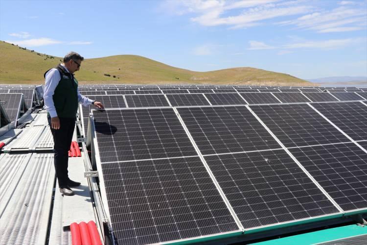 <p>Kuzova bölgesindeki çiftçinin en büyük giderinin enerji olduğuna işaret eden Şamcı, "Güneş enerjisinden faydalanmak için kurum olarak bir proje gerçekleştirdik. Karasal ve yüzer GES olarak iki kısım halinde inşaatına başladık. </p>
