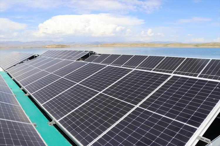 <p>Bu projeden sonra Türkiye'nin diğer barajlarında da yüzer GES kurulmasının konuşulmaya başlandığını dile getiren Şamcı, çıkan kanunla da göl ve barajlarda yüzer sistem enerji tesisi kurulmasının önünün açıldığını bildirdi.</p>