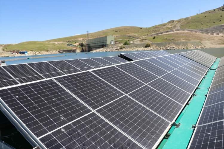 <p>Yüzer GES'in 15 dönüme kurulan ve faaliyete geçen 2 megavat kapasiteli karasal GES ile bölgedeki 47 bin 830 dekar arazinin sulanması için kullanılan enerjinin yaklaşık yüzde 40'ını karşılaması hedefleniyor.</p>