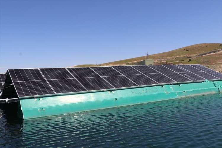 <p>Yüzer GES'lerin karasal GES'e göre maliyeti biraz daha yüksek ancak yaklaşık yüzde 15 daha fazla enerji elde ediliyor. Ayrıca karasal GES'de 1 megavat için 15 dönüm yer işgal etmek zorunda kalınırken yüzer GES'te 6 dönüm alana sığmak mümkün." diye konuştu.</p>