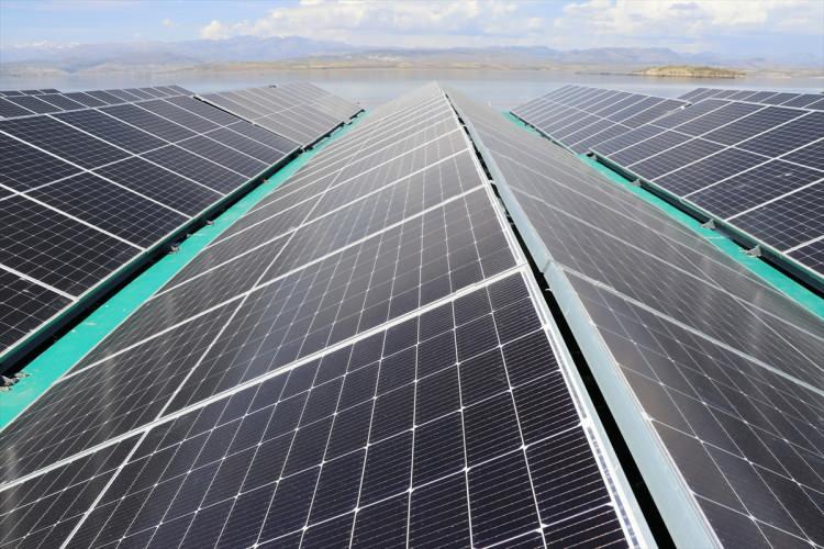 <p>Kuzova GES'te şu anda 3 megavatlık bir enerji tesisi inşa edildiğini dile getirerek, bunun yıllık gelirinin yaklaşık 17 milyon lira olacağını belirtti.</p>
