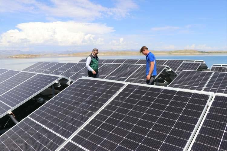 <p>Kuzova GES'te 2024 yılı için öngördükleri enerji giderinin yaklaşık 33 milyon lira olduğunu, planladıkları 6 megavatlık GES'in 2 megavatını karasal GES, 1 megavatını yüzer GES olarak kurduklarını, kalan 3 megavatı da yüzer GES yapacaklarını anlatan Şamcı,</p>
