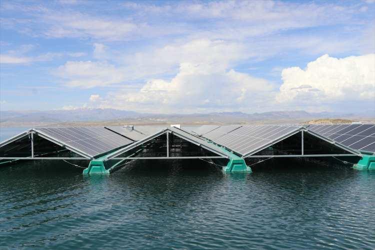 <p>"Amacımız çiftçiyi destekleyerek, çiftçinin enerji maliyetini azaltmak. Bu yıl sulama sezonuna girdiğimizde, pompaları çalıştırdığımızda enerjimizi yüzer GES ve karasal GES ile sağlayarak çiftçimizi desteklemiş olacağız." ifadesini kullandı.</p>
