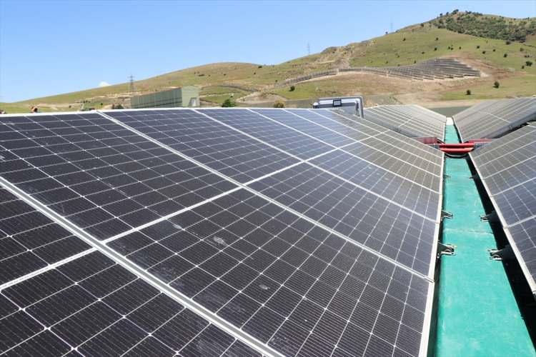 <p>Kurulacak 3 megavatlık yüzer GES'in ihale aşamasında olduğunu anlatan Şamcı, yüzer güneş enerjisi santrali ve faaliyete geçen 2 megavat kapasiteli karasal GES ile bölgedeki 47 bin 830 dekar arazinin sulanması için kullanılan enerjinin yaklaşık yüzde 40'ının karşılanmasının hedeflendiğini söyledi.</p>
