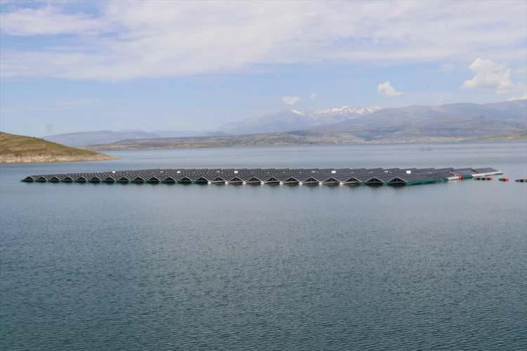 <p>Şamcı, doğu-batı yönünde kurulan yüzer GES'te güneşin doğuşundan batışına kadar gün ışığının tamamından faydalanmış olunacağını sözlerine ekledi.</p>

<p> </p>
