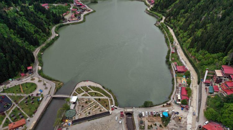 <p>Çaykara Belediye Başkanı Hanefi Tok, AA muhabirine, Uzungöl'ün Trabzon ve Doğu Karadeniz'in en önemli turizm merkezlerinden biri olduğunu söyledi.</p>
