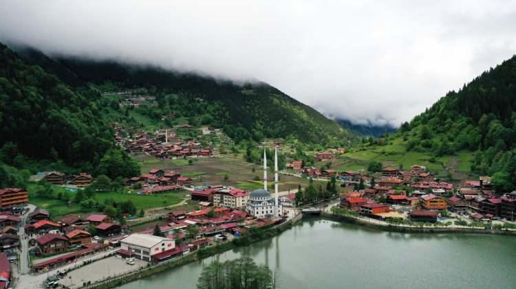 <p>Gün geçtikçe Uzungöl'ün değerinin arttığına işaret eden Tok, bu sene geçen yıla göre çok daha fazla turist beklediklerini dile getirdi.</p>
