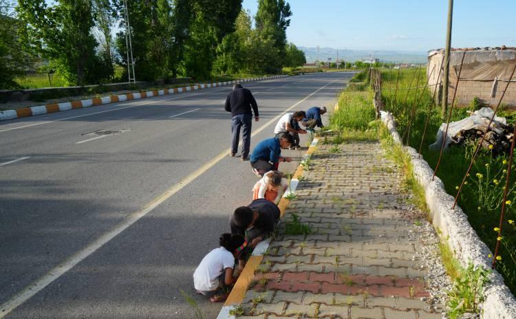 <p><em><strong>“Muş’ta 3 gün önce dolu yağışıyla birlikte yeryüzüne ulaşan, cadde ve sokakları kapatan, niteliği, içeriği bilinmeyen beyaz madde halkta endişeye neden olmuştu. MAUN laboratuvarlarında yapılan inceleme ile malzemenin kökenin poliuretan bir malzeme olduğu anlaşıldı</strong></em></p>
