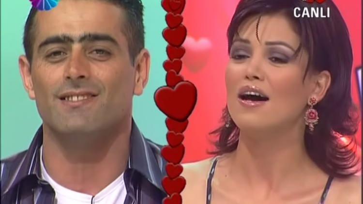 <p><strong>Yıllar sonra Konuşanlar'da ortaya çıkan Tikli Ayhan hareketleriyle herkesi kırdı geçirdi. </strong></p>