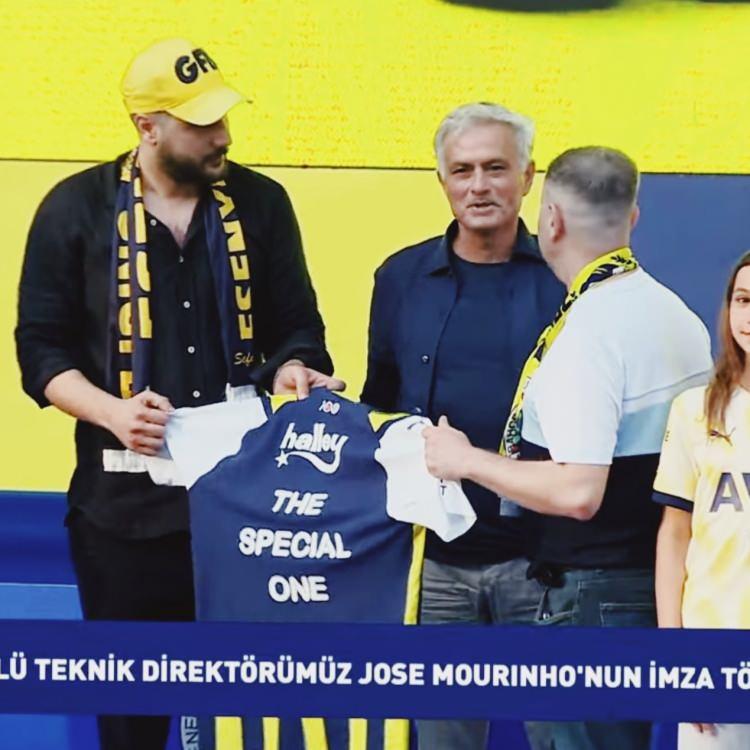 <p>Fenerbahçe, Portekizli teknik direktör için Ülker Stadyumu'nda imza töreni düzenledi.</p>
