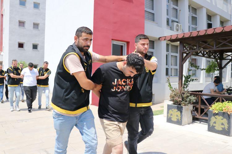 <p>Yapılan çalışmalar neticesinde polisler, Ulaş Göl (23), Ali Kılıç (23) ve Erkan Ağuş'u (21) yaptığı operasyonla yakaladı.</p>

<p> </p>
