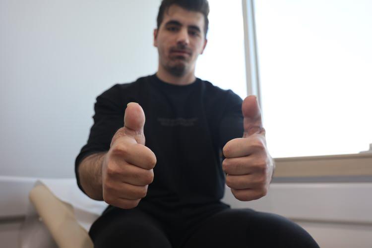<p>Konya’da çalıştığı fabrikada 350 tonluk pres makinesi nedeniyle el parmakları kopan 23 yaşındaki Enes Çelik’in ayağından alınan iki parmak, ellerine dikildi. </p>
<p> </p>