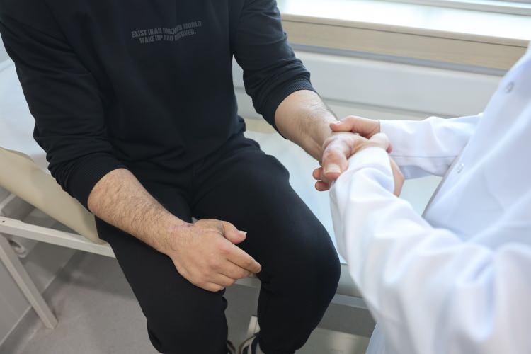<p>Konya'da otomotiv yedek parça üretimi yapan bir fabrikada çalışan 23 yaşındaki Enes Çelik'in, 2 elinin baş parmaklarına 350 tonluk pres düştü. </p>